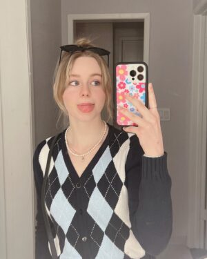 Isabella Crovetti Instagram - 🌸🧁💐🌷🌈#wildflower 

#phonecase #wildflowerphonecase #flowers #MirrorSelfie #argylesweater @wildflowercases
