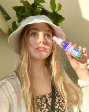 Isabella Crovetti Instagram - This is the face of someone who already used up half the products in less than a week😌🌸TYYY @thecremeshop these are adorable🥲💐🌱 @platformprteam #thecremeshop #bts #products #makeup #kpop