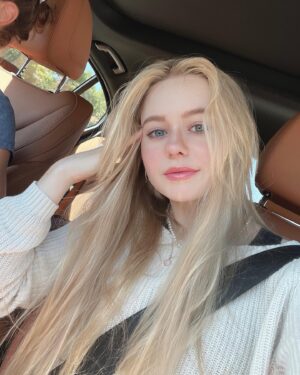 Isabella Crovetti Instagram - Golden Birthdayy🧁✨ - ty for all the bday wishes
🧁
🧁
🧁
#birthday #birthdaygirl #18 #18thbirthday #car #selfie #mom #momanddaughter #daughter #carpics #carselfie