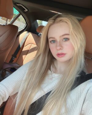 Isabella Crovetti Instagram - Golden Birthdayy🧁✨ - ty for all the bday wishes
🧁
🧁
🧁
#birthday #birthdaygirl #18 #18thbirthday #car #selfie #mom #momanddaughter #daughter #carpics #carselfie