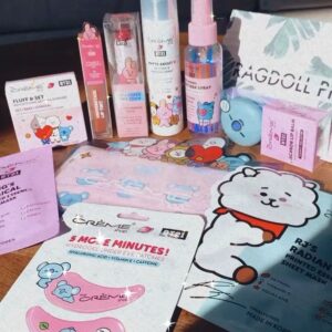 Isabella Crovetti Instagram - This is the face of someone who already used up half the products in less than a week😌🌸TYYY @thecremeshop these are adorable🥲💐🌱 @platformprteam #thecremeshop #bts #products #makeup #kpop