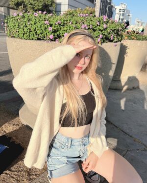 Isabella Crovetti Instagram - 🤍💐🖤
•
•
#lighting #sun #sunlight #headband #blonde #sunkiss #blue #blueeyes #blondehair #sunny #thanks #fit #outfit #cardigan #outfitideas #blondegirl