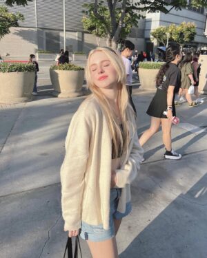 Isabella Crovetti Instagram - 🤍💐🖤
•
•
#lighting #sun #sunlight #headband #blonde #sunkiss #blue #blueeyes #blondehair #sunny #thanks #fit #outfit #cardigan #outfitideas #blondegirl