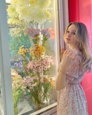 Isabella Crovetti Instagram - 🌱🌸💐@alexandraolesen I miss ur camera! Miss my trilingual queens 🛐🤧 @emilyolesen @alexandraolesen