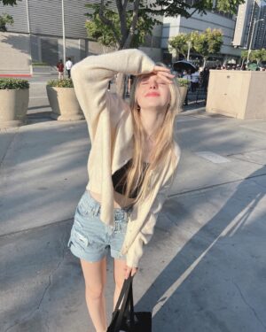 Isabella Crovetti Instagram - 🤍💐🖤
•
•
#lighting #sun #sunlight #headband #blonde #sunkiss #blue #blueeyes #blondehair #sunny #thanks #fit #outfit #cardigan #outfitideas #blondegirl
