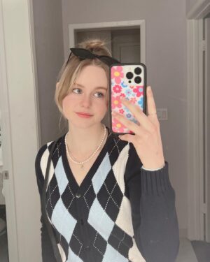 Isabella Crovetti Instagram - 🌸🧁💐🌷🌈#wildflower 

#phonecase #wildflowerphonecase #flowers #MirrorSelfie #argylesweater @wildflowercases