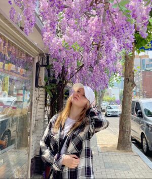 Isabella Crovetti Instagram - Comment ur favorite color~😉🟣🌸✨🧚‍♀️ 
#flowers #photography #korea #seoul #seoulkorea #hongdae #outfit #cap #hat