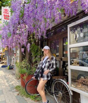 Isabella Crovetti Instagram - Comment ur favorite color~😉🟣🌸✨🧚‍♀️ 
#flowers #photography #korea #seoul #seoulkorea #hongdae #outfit #cap #hat