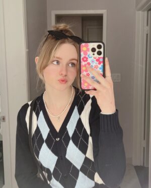 Isabella Crovetti Instagram - 🌸🧁💐🌷🌈#wildflower 

#phonecase #wildflowerphonecase #flowers #MirrorSelfie #argylesweater @wildflowercases