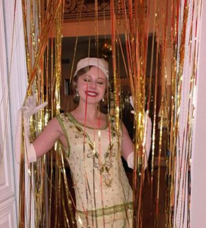 Isabella Crovetti Instagram - More 1920s getup👯‍♀️✨ @hesallthatmovie @netflix 
•
•
•
#hesallthat #hesallthatnetflix #brinkweller #brinhesallthat #1920s #vintage #fashion #dressup #costume #flapper #roaring20s