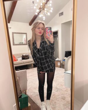 Isabella Crovetti Instagram - Converse or Nike👀✨🖤 

#fit #outfit #fancy #pearl #pearls #outfitinspo #converse #nike #hightops #pink #heart #hearts #girl #blonde #girls #longhair