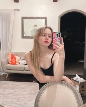 Isabella Crovetti Instagram - Converse or Nike👀✨🖤 

#fit #outfit #fancy #pearl #pearls #outfitinspo #converse #nike #hightops #pink #heart #hearts #girl #blonde #girls #longhair