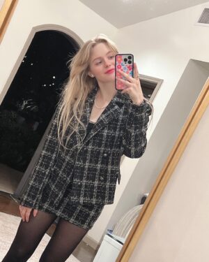 Isabella Crovetti Instagram - Converse or Nike👀✨🖤 

#fit #outfit #fancy #pearl #pearls #outfitinspo #converse #nike #hightops #pink #heart #hearts #girl #blonde #girls #longhair