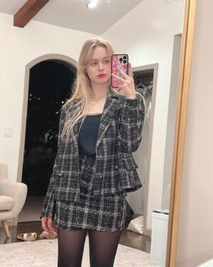 Isabella Crovetti Instagram - Converse or Nike👀✨🖤 

#fit #outfit #fancy #pearl #pearls #outfitinspo #converse #nike #hightops #pink #heart #hearts #girl #blonde #girls #longhair