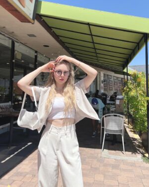 Isabella Crovetti Instagram - Left oversss🥗✨🌱

#food #leftovers #lunch #cafe #la #outfits #aestheticoutfits #aesthetic #fit #outfit #outfitinspiration #outfitinspo #blonde #blondehair #sun #sunlight #sunny #sunnyday