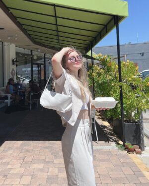 Isabella Crovetti Instagram - Left oversss🥗✨🌱

#food #leftovers #lunch #cafe #la #outfits #aestheticoutfits #aesthetic #fit #outfit #outfitinspiration #outfitinspo #blonde #blondehair #sun #sunlight #sunny #sunnyday
