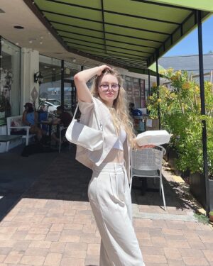 Isabella Crovetti Instagram - Left oversss🥗✨🌱

#food #leftovers #lunch #cafe #la #outfits #aestheticoutfits #aesthetic #fit #outfit #outfitinspiration #outfitinspo #blonde #blondehair #sun #sunlight #sunny #sunnyday