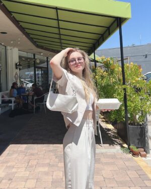 Isabella Crovetti Instagram - Left oversss🥗✨🌱

#food #leftovers #lunch #cafe #la #outfits #aestheticoutfits #aesthetic #fit #outfit #outfitinspiration #outfitinspo #blonde #blondehair #sun #sunlight #sunny #sunnyday