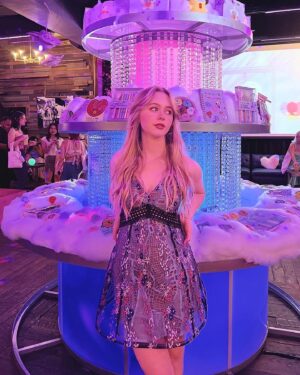 Isabella Crovetti Instagram - BEST NIGHT at @thecremeshop new BT21 BABY line party!!💐🧁🌸🍡🌈I’m such a sucker for it!!!THANK YOU GUYS LOVE YOU SM!! 

#BTS #crème #cremeshop #party #premier #premierparty #army #bts #makeup #bt21 #kpop