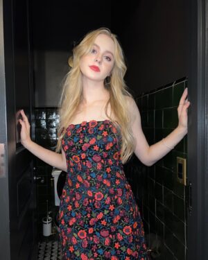 Isabella Crovetti Instagram - Normal bathroom things 
✨
✨
#nyc #newyork #flash #light #fashion #fancy #dress #bathroom #restroom #bathroompic #mirror #mirrorselfie #girls #sisters #manhattan #newyork #premier #fashion #fancy #fancydress
