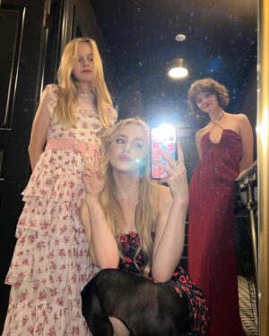 Isabella Crovetti Instagram - Normal bathroom things 
✨
✨
#nyc #newyork #flash #light #fashion #fancy #dress #bathroom #restroom #bathroompic #mirror #mirrorselfie #girls #sisters #manhattan #newyork #premier #fashion #fancy #fancydress
