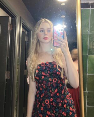 Isabella Crovetti Instagram - Normal bathroom things 
✨
✨
#nyc #newyork #flash #light #fashion #fancy #dress #bathroom #restroom #bathroompic #mirror #mirrorselfie #girls #sisters #manhattan #newyork #premier #fashion #fancy #fancydress