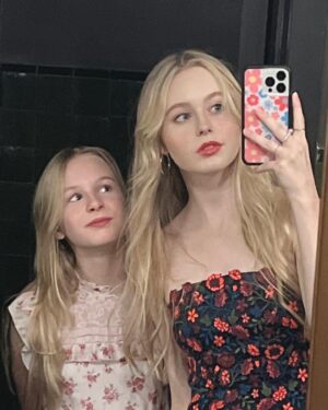 Isabella Crovetti Instagram - Normal bathroom things 
✨
✨
#nyc #newyork #flash #light #fashion #fancy #dress #bathroom #restroom #bathroompic #mirror #mirrorselfie #girls #sisters #manhattan #newyork #premier #fashion #fancy #fancydress