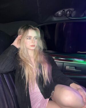 Isabella Crovetti Instagram - Don’t need a Valentine’s when u have a limo💌❤️

#Valentine #Valentines #Valentine’sDay #Valentine’sDay #limo #pink #Blonde #BlondeHair #flash #Photo #Lighting #flashphotography