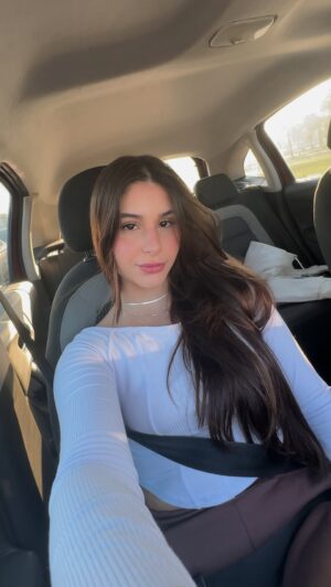 Isabella Koppel Instagram - Um dia comigo versão rotina de uma dubladora❤️🎙️
Como eu sei que vocês vão perguntar, esses lookinhos perfeitos são da @riukiuoficial ✨Sou totalmente apaixonada neles porque além de estar bonita, fico super confortável para dublar🫶🏻
