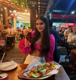 Isabella Koppel Instagram - Hoje vim aqui no restaurante @santogolebaregrill aqui em Arraial Do Cabo e a minha experiência não podia ter sido melhor! Comida deliciosa, restaurante super rústico e agradável e uma música ao vivo top! O @santogolebaregrill é parada OBRIGATÓRIA para quem vier em Arraial😋🍽️