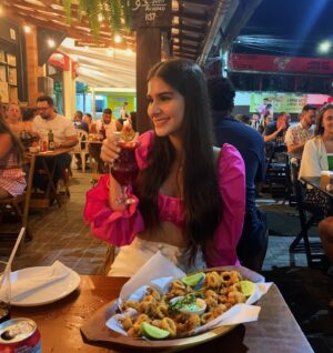 Isabella Koppel Instagram - Hoje vim aqui no restaurante @santogolebaregrill aqui em Arraial Do Cabo e a minha experiência não podia ter sido melhor! Comida deliciosa, restaurante super rústico e agradável e uma música ao vivo top! O @santogolebaregrill é parada OBRIGATÓRIA para quem vier em Arraial😋🍽️