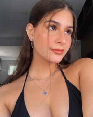 Isabella Koppel Instagram - that summer feeling...🥥🌴🌺🌊🤍