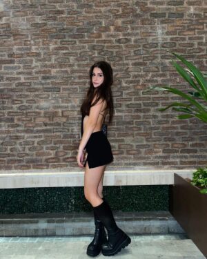 Isabella Koppel Instagram - back to black🐈‍⬛🖤