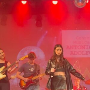 Isabella Koppel Instagram - Eu costumo dizer que a sensação antes de entrar no palco é como a descida de uma montanha russa. Vem aquele sentimento de frio na barriga, adrenalina e saber que tudo vai dar certo, mas que também pode dar tudo errado.. É simplesmente inexplicavel! No final, depois de uma apresentação linda, é o momento aonde todo o esforço, ensaios e tempo, valem a pena. Queria agradecer a todos, mas principalmente a minha professora @_melissa_matos_22 que mostrou o potencial que eu tinha, me ensinou, e acompanhou meu crescimento desde 2014. Obrigada também as minhas amigas lindas que vieram me prestigiar, foi muito importante para mim🤍 Enfim, parabéns @centro_musical_antonio_adolfo foi um showcase maravilhoso!! Já to ansiosa pros próximos🫶🏻

Look @lojaclosetsisters