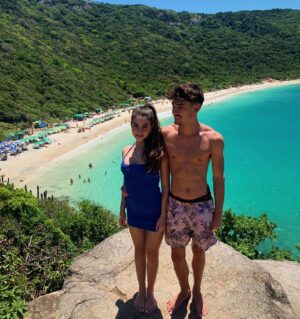 Isabella Koppel Instagram - Minhas fotos favoritas dessa viagem incrível com meu amor🩵 #arraialdocabo @theo_villela