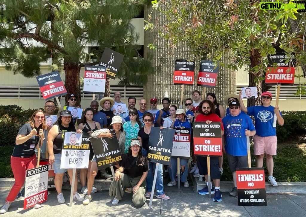 Isabella Gómez Instagram - The ODAAT family making Elena proud. #SAGAFTRAStrong