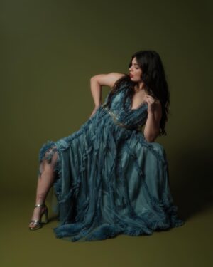 Isabella Gómez Instagram - 👸🏽Bridgerton x Little Mermaid 🐬

Wearing @milla from @pr_solo
Shot by @joshakatz 
Styled by @stylesbyhoward
Shot at @workhorseproductionsla
In collaboration with @indiadebeaufort