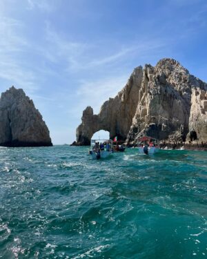 Isabelle Racicot Instagram - J’ai commencé 2024 en cochant  une destination qui était sur ma bucket list depuis l’époque de Friends ( parce que Jennifer Aniston allait là en vacances, oui…je suis influençable!!!! ) LOS CABOS, au Mexique. J’adore la vibe ici…un mélange de Los Angeles, des villes méditerranéennes et du Mexique.  C’est tellement un feeling incroyable de réaliser un rêve peu importe le temps que ça prend pour le faire 🤍🤍🤍. 

Merci à mes “partners in crime” de vivre ça avec moi ( Ju & Chris) . J’espère que ce voyage donnera le ton à notre année :) ✔️✔️✔️

Merci  @SunwingVacations ,  @ParadisusByMelia_eng  de bonifier mon voyage. #loscabos2024 #cabo #20ansd’attente #20yearsinthemaking  #PartenaireSunwing
#PlusAvecSunwing #NexusTours