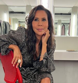 Isabelle Racicot Instagram - J’avais envie d’un Tina Turner feel pour le gala des prix Gemeaux hier soir. 

Merci à @sabrinecadieux 
@etiberger  qui embarquent dans TOUT!! 

Robe de Sabina Masuyev chez @byrotationrental 

#aboutlastnight #prixgemeaux #gala #plaisir