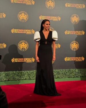 Isabelle Racicot Instagram - J’ai choisi des entreprises canadiennes pour l’animation de #ggawards ( gala de la Gouverneure Générale pour les arts et spectacles) :
 Robe: @claudette_floyd 
Bijoux : @ecksand 
Souliers: @aldo_shoes 

Et ma mise en beauté, the usual suspects: @etiberger et @sabrinecadieux  et stylisme : @ericagervais_stylist 

Merci aux @ggpaa_pggas de me faire vivre ça encore une fois!!!