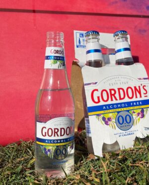 Isabelle Cornish Instagram - Post surf beverage 🙃🙃 #ad 
Super stoked that there is a 0.0% @gordonsginau on the market for people like me that choose not to drink alcohol. The taste is so delicious and I don’t have to feel like I’m missing out ⭐️🌈 you will always find me opting for non-alcoholic fun, and I hope to inspire you to adopt a mindful relationship with drinking too. Super keen for more of these this summer! #drinkresponsibly #gordonsgin
