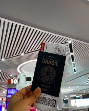 Isadora Salles Instagram - AGORA A CARREIRA DA GAROTINHA É INTERNACIONAL ✈

️Não sei nem oque dizer… mais uma vez a carreira da Garotinha me surpreende ✨
Acho que o sonho de todo artista é viver, conhecer e aprender através da arte.
Hoje me despeço do Brasil 🇧🇷 e embarco em um novo mundo ainda desconhecido , mas levando comigo a cultura do meu país e propagando o samba pelo mundo .
Agradeço a cada amigo , família e profissionais que me ajudaram nesse processo .

Espero que embarquem e gostem dos novos capítulos 🫶🏾❤️