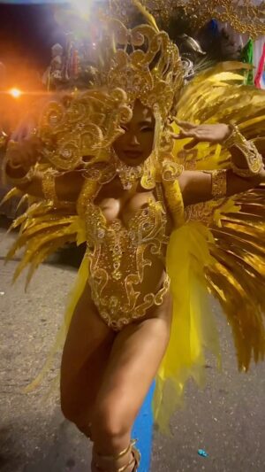 Isadora Salles Instagram - É do Ouro de Oxum ✨
Ora Iê Iê Ô Mãe 
.
Fantasia @atelierpaulaguedes 
@colthatelier 
Arte plumária @morenomathias4 
Sandália @viferracooficial 
Makeup @isadorassalles