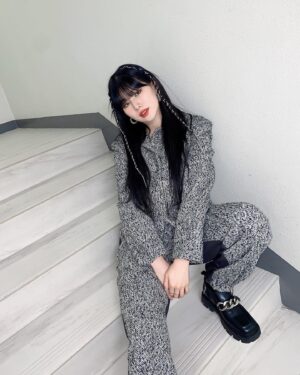 Isak Woo Instagram - 🤍

💇🏼‍♀️ @h_sr918 
💄 @soonsoo_in02 
👚 @madeboyhyup 
⭐️ @gimmetheyoung_official 

#스걸파 #파이널
