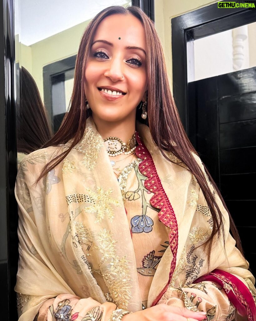 Ishita Arun Instagram - Studio lighting ho toh @prithvitheatre ke bathroom jaisi! . Outfit @archanajaju.in (love her ❤️) Jewelry - @amrapalijewels . . . . . . . . . . . . . . . . . . . . . . . . . . . . . . . . . . . . . . . . #amrapalijewels #prithvi #prithvitheatre #indian #kurti #suit #dupatta #brown #fashion #style #elegance #glam #traditional #vibes #look #ootd #glamlook #ishittaarun