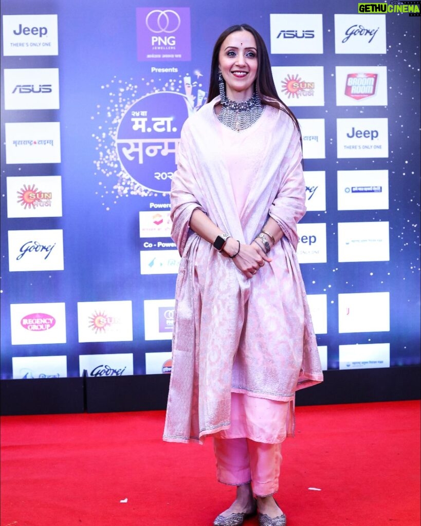 Ishita Arun Instagram - Thank you @mumbaitimes for inviting me to the Ma.ta Sanman Awards! The highlight of the evening was meeting the great Suman Kalyanpur. . . . . . . . . . . . . . . . . . . . . . . . . . . . . . . . . . . . . . . . . . . #matasanman #maharshtra #awards #awardshow #Matasanman #Maharashtratimes #marathi #actress #bollywood #fashion #celebrity #fyp #foryoupage #ishittaarun