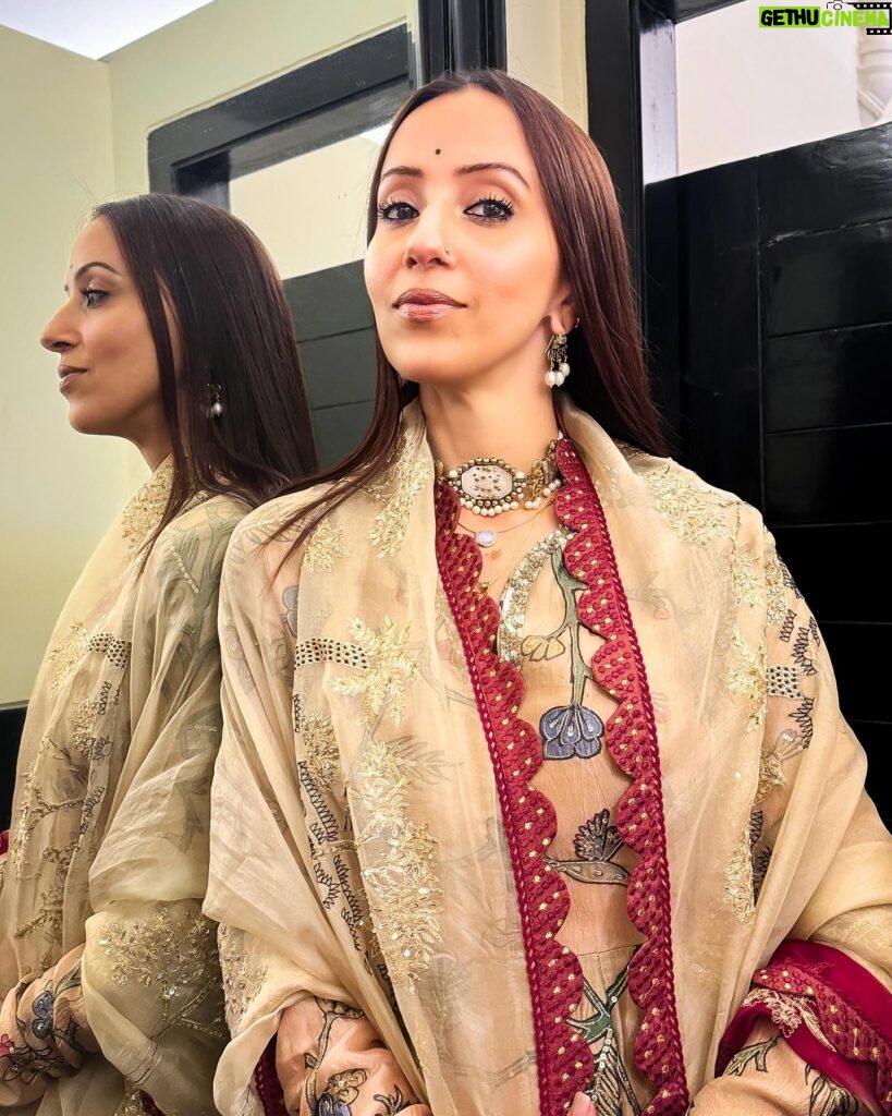 Ishita Arun Instagram - Studio lighting ho toh @prithvitheatre ke bathroom jaisi! . Outfit @archanajaju.in (love her ❤️) Jewelry - @amrapalijewels . . . . . . . . . . . . . . . . . . . . . . . . . . . . . . . . . . . . . . . . #amrapalijewels #prithvi #prithvitheatre #indian #kurti #suit #dupatta #brown #fashion #style #elegance #glam #traditional #vibes #look #ootd #glamlook #ishittaarun