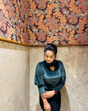 Ishwarya Ravichandran Instagram - There are many hidden surprises in this world for the next second🧚🏻‍♂️🌏🦋🎼
.
.
.
.
.
.
.#surprise #world #party #livemusic