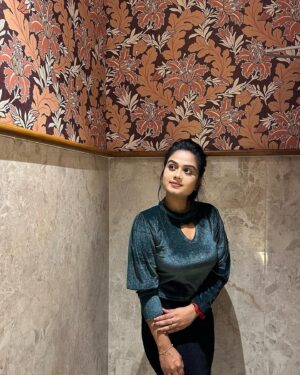 Ishwarya Ravichandran Instagram - There are many hidden surprises in this world for the next second🧚🏻‍♂️🌏🦋🎼
.
.
.
.
.
.
.#surprise #world #party #livemusic