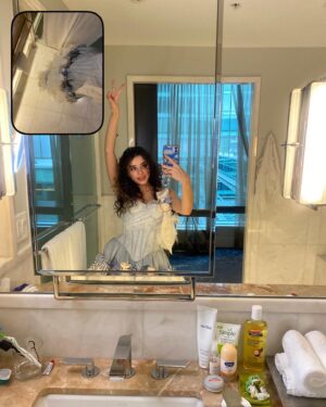 Isis Hainsworth Instagram - @tiff_net Thank you so much for having us. Whaaat a time, whaaat a cast, whaaat am I doing here? 
💗🕊🦜🐓happy happy🦆🦢🦉💗

thank you @bethfenton_ for this crazy dress x
Hair- @erinklassenhair